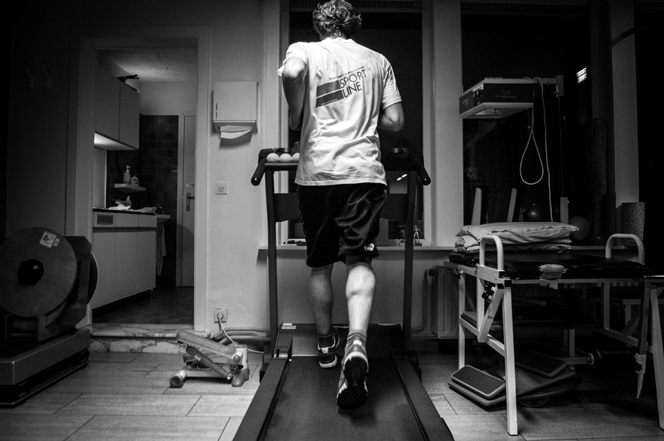 Man traint op een loopband tijdens sportrevalidatie