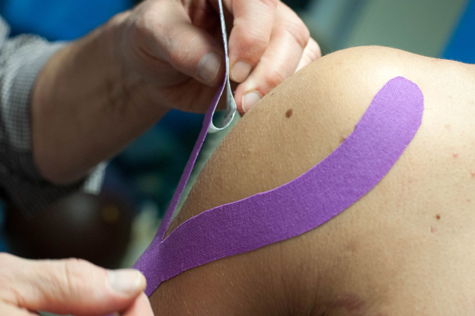 Praktijkruimte van Groepspraktijk Kinesitherapie Kortrijk met behandeltafel en oefenmateriaal